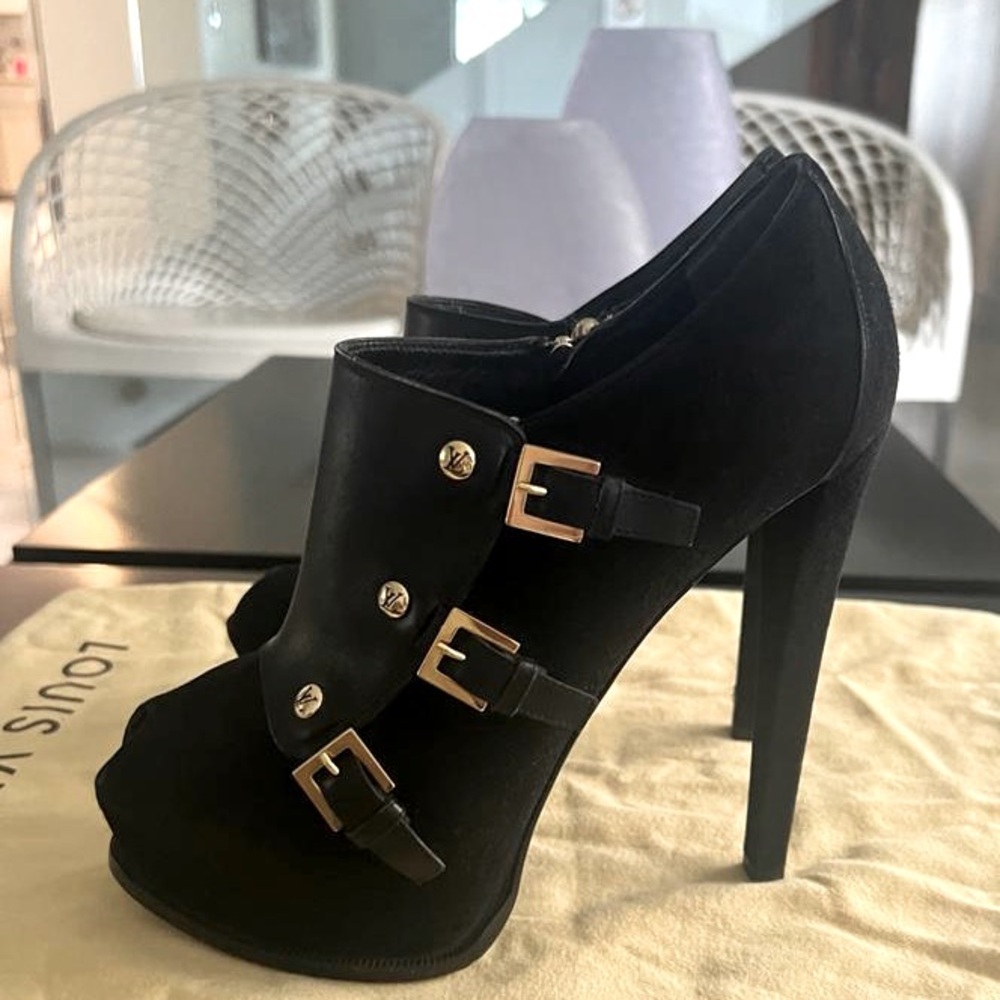 Black winter Louis Vuitton boots. Suede